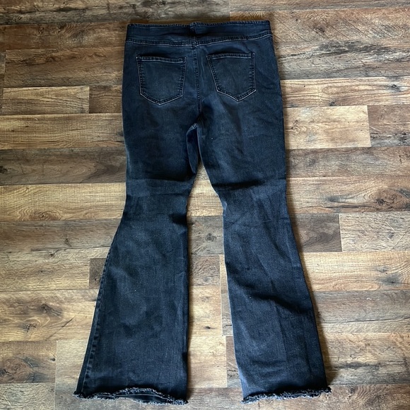 Black stretchy distressed bell bottom jeans size 13 - Picture 4 of 4